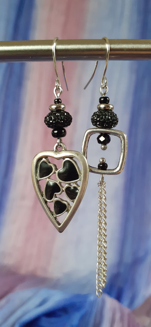 Ensemble Collier argent antique, noir Boucles d'oreilles asymétriques assorties