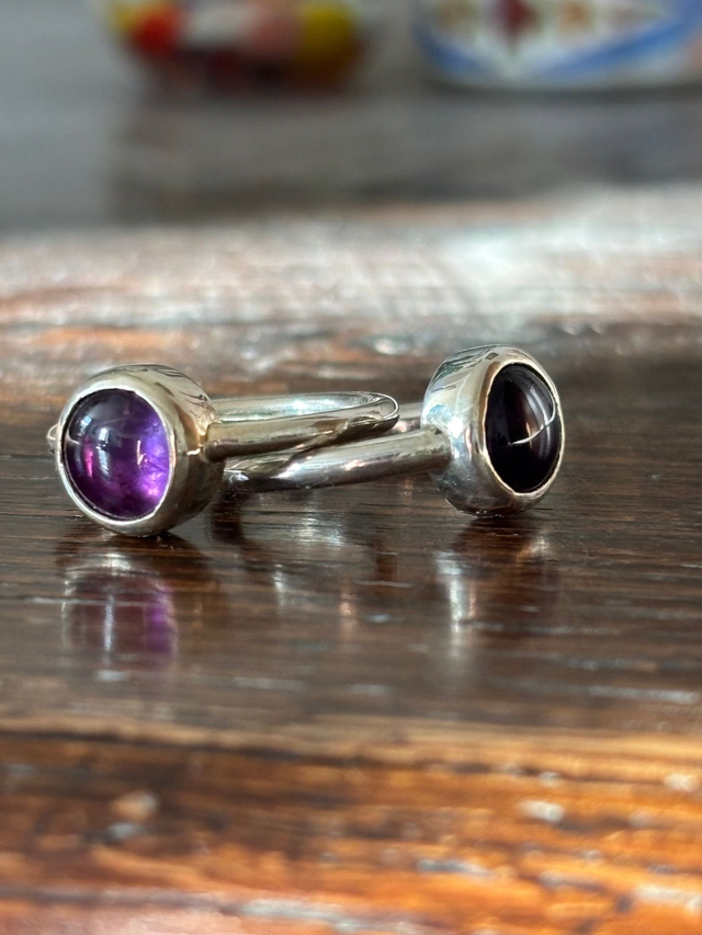 Solitaire serti d&#039;un cabochon Améthyste.