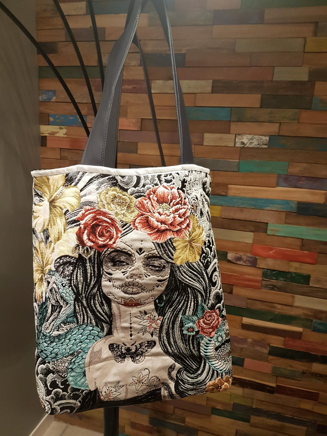 Grand sac en carré jacquard motif "La muerte"