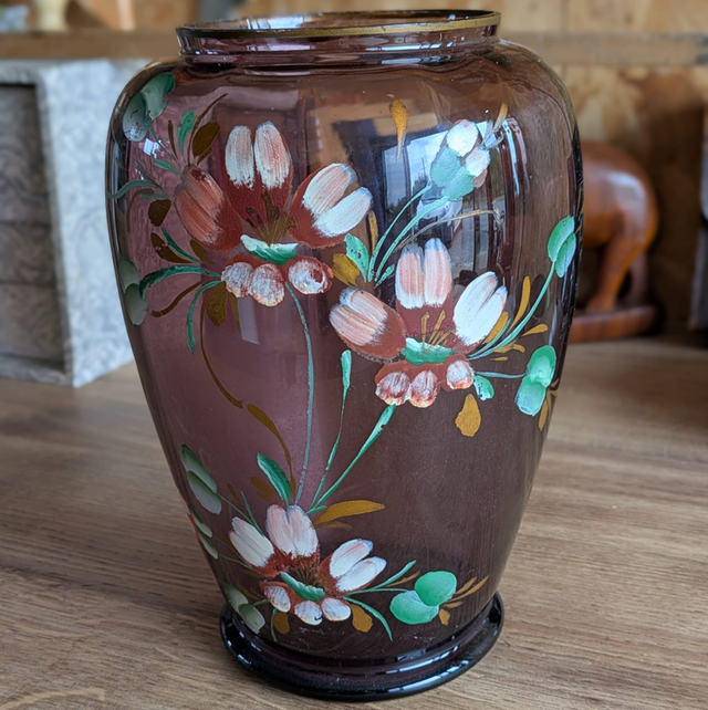Vase en verre fumé avec fleurs peintes