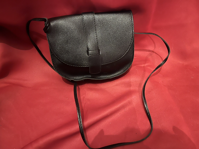 Sac bandoulière noir imitation cuir 