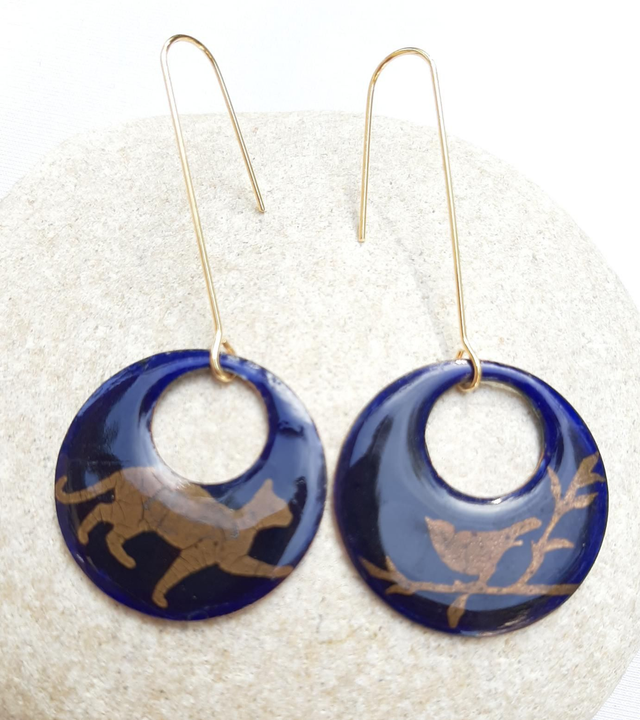 Boucles d&#039;oreilles rondes ajourées bleues chat oiseau dorée 