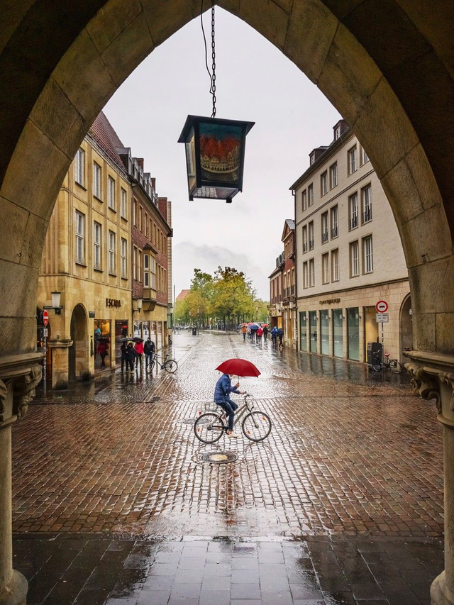 Roter Schirm im Regen