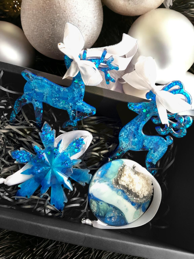 Set of 4 Christmas ornaments in blue