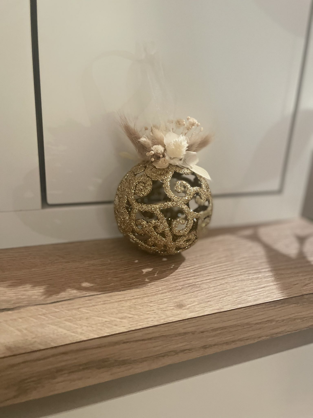 Boule de Noël Éternelle – Éclat Ajouré &amp; Fleurs Séchées Artisanales