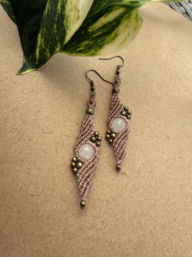 Knife in your back Makramee Ohrringe