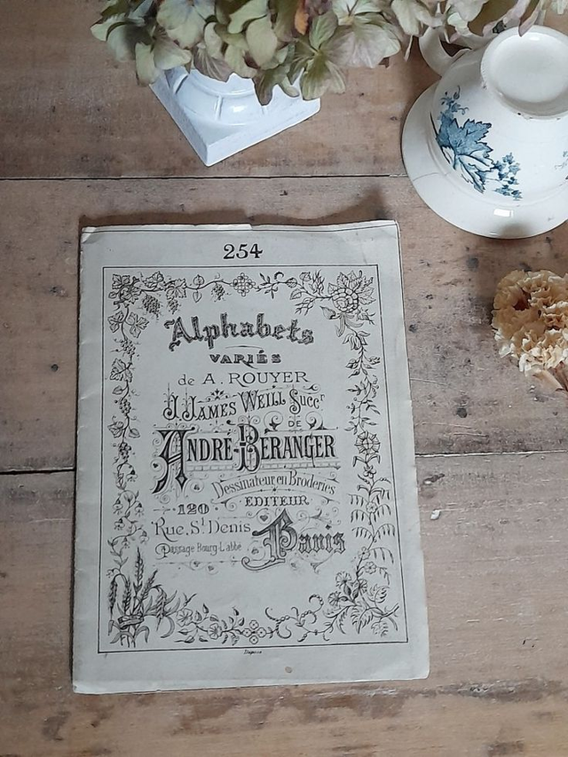 Livret ancien d'alphabet pour broderie
