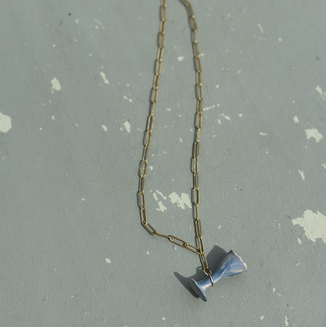 Collier “Petite Coupe” – Pendentif en céramique terre mêlée bleu & blanc fait main