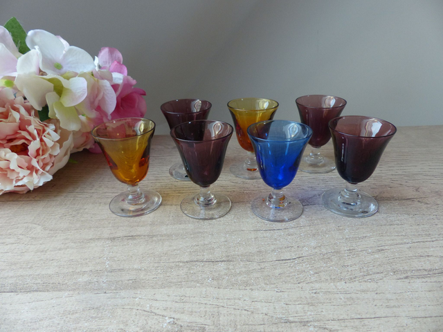 Ensemble de 7 verres à porto colorés - Petits verres à rhum digestif vintage rétro - Décoration de bar ou apéritif festif - Idée cadeau