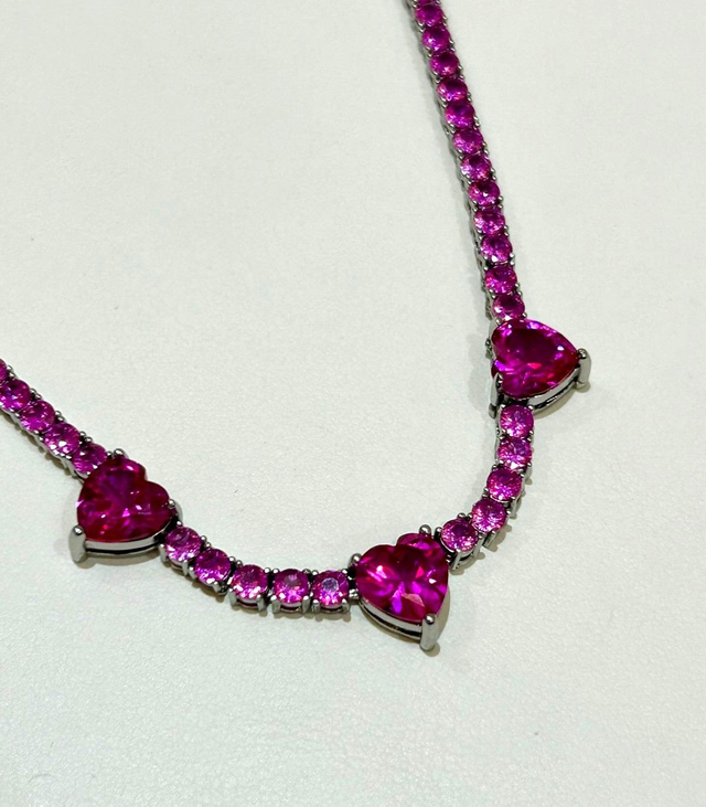 RIVIERA ZIRCÔNIAS REDONDAS 2MM PINK COM CORAÇÕES BANHADO EM RÓDIO BRANCO