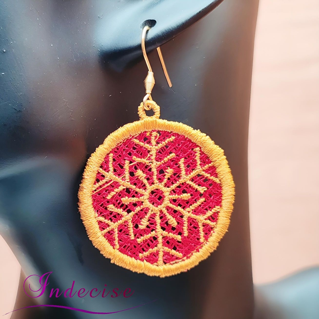 Boucles d'oreilles rouge et or, flocon de neige, broderie machine - Création Indecise