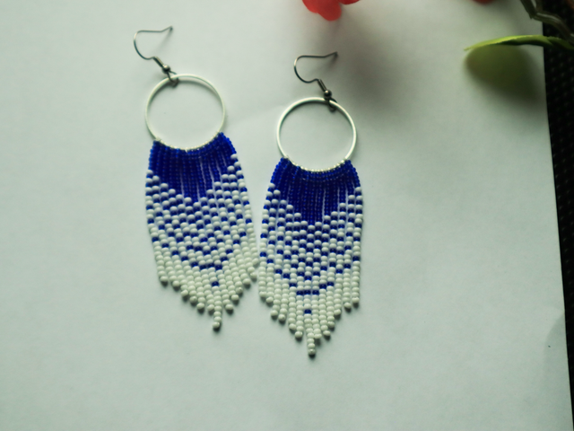 Sininen ja valkoinen helmikorvakorut