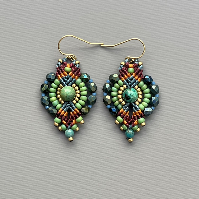 Boucles d'oreilles en macramé et perles bleues vertes et bordeaux