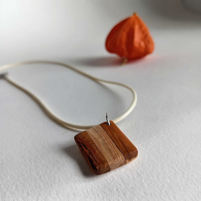 Pendentif carré au trois essences