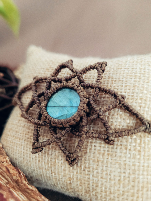 Bracelet mandala en micro-macramé et labradorite