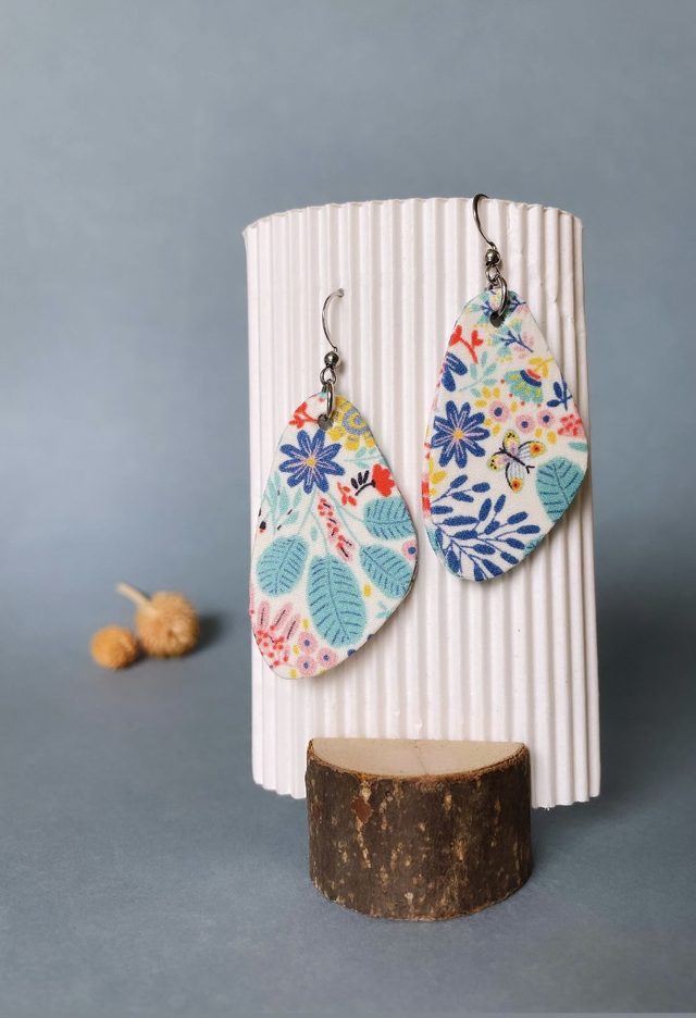 Boucles d'oreilles carton et tissu imprimé végétal forme triangulaire, collection « champêtre » - tons blanc, bleu, rouge, jaune, vert. 