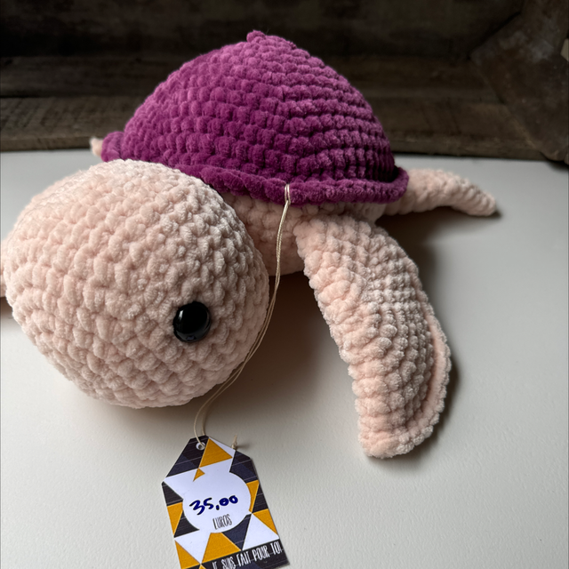 (906) Tortue 🐢 32cm env ( laine velours ) rose clair et prune 