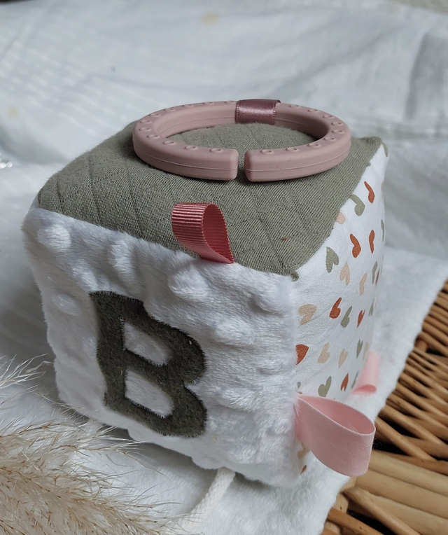 Cube d'éveil sensoriel  