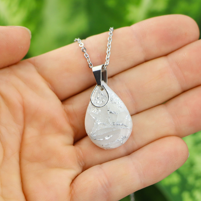 “Drops of Moonlight” - Ohrringe oder Edelstahlkette mit handgemachtem Anhänger im Marmor-Stil aus Polymerton, passende Ohrringe verfügbar