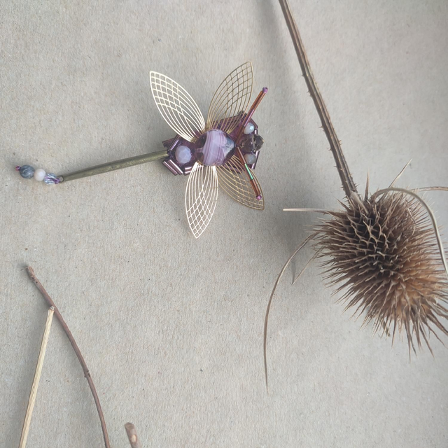 Broche libellule violine et bronze et or, tissé main en pièce unique 