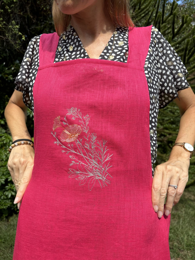 Tablier en lin fuchsia brodé d'une anémone