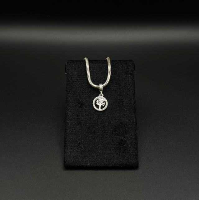 Berloque prata árvore com zircônias