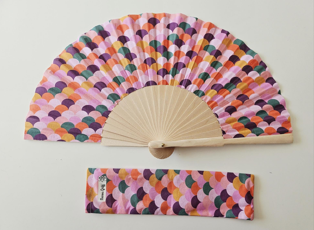 Eventail tissu fait main - écailles rose