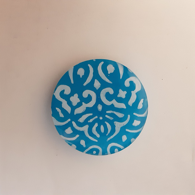 Broche ronde collection Arabesque fond turquoise arabesque blanche