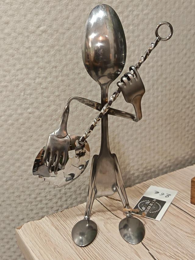 Sculpture guitariste en couverts