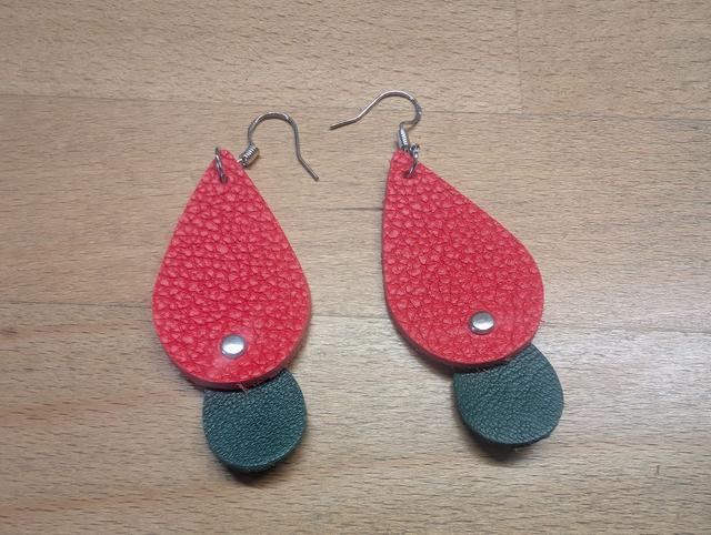 Boucles d&#039;oreille en cuir.