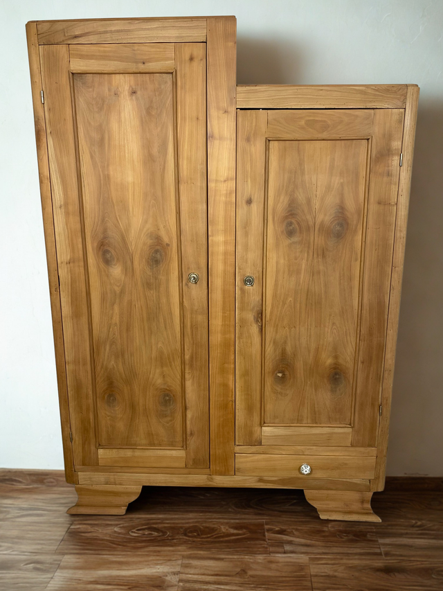 Armoire asymétrique en merisier