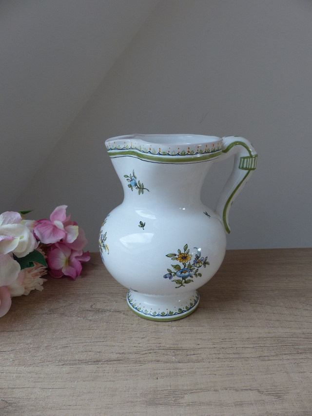 Pichet broc à eau en faïence blanche Peint main, signé Lallier à Moustiers, décoration rustique pour maison de campagne française vintage