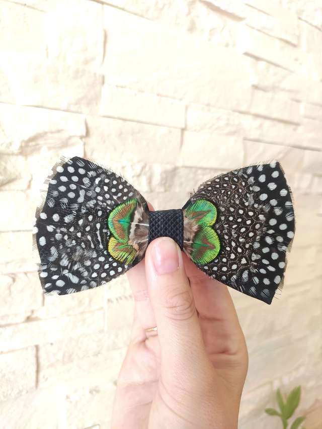 Noeud papillon Tissu et Plumes naturelles de Pintade et Paon vert