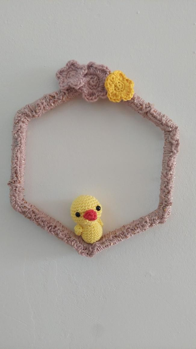 Cadre hexagonal poussin