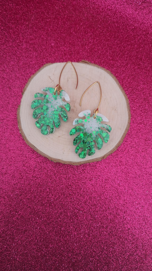 Boucles d'oreilles fleurs blanches paillettes vertes