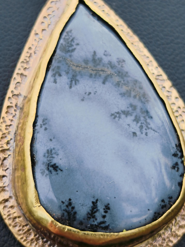 Pendentif Agate Dendritique & Laiton Martelé – Bijou Artisanal Unique
