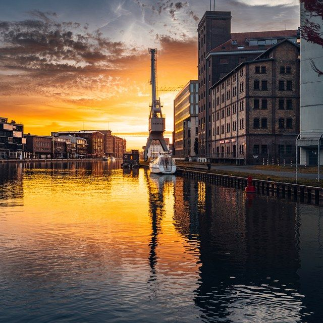 Hafenkran im Abendglanz