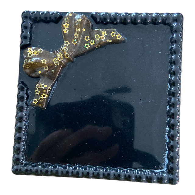 Sous-verre carré noir abec noeud doré