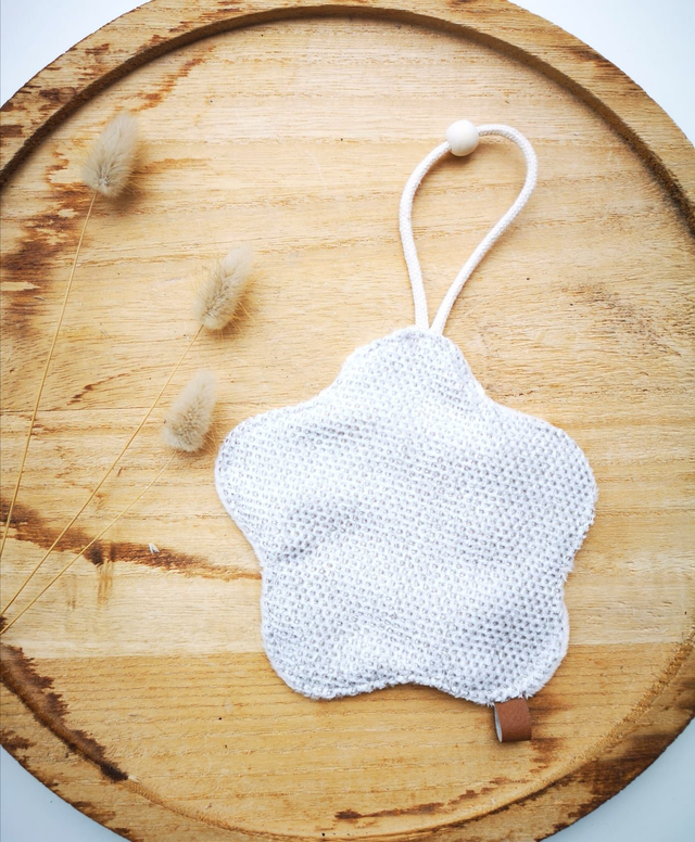 Attache tétine Fleur CREME