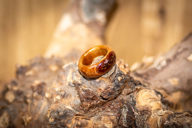 Ring: Bernsteinglut – Handgefertigter Holzring 21mm