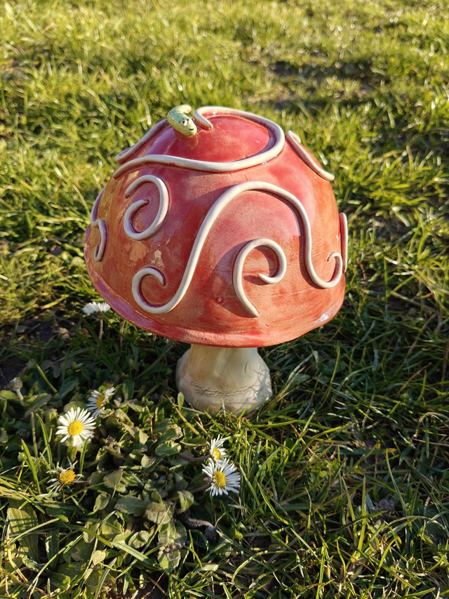 Champignon rouge et son ver