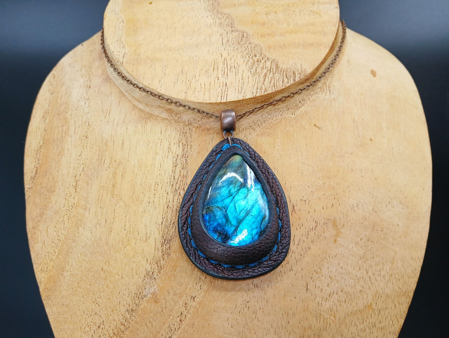 Nabia, pendentif en labradorite et cuir