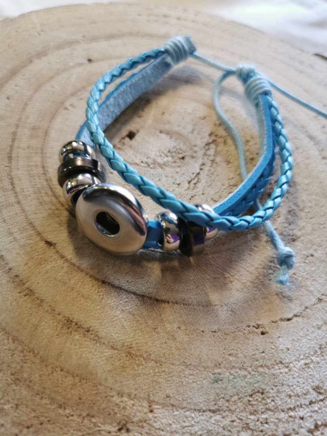 Bracelet triple cuir bleu clair serrage