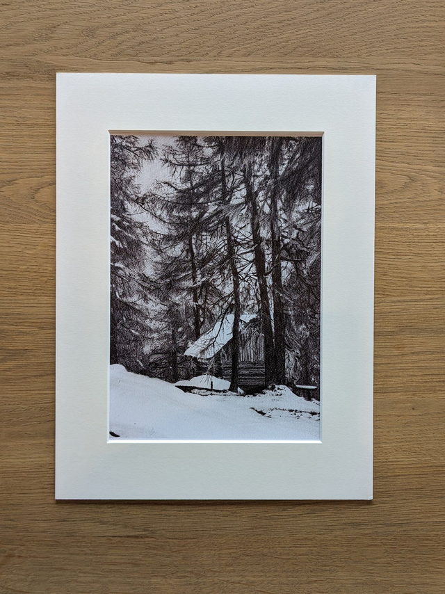 Artprint "Schneebedeckte Stadl im Wald"