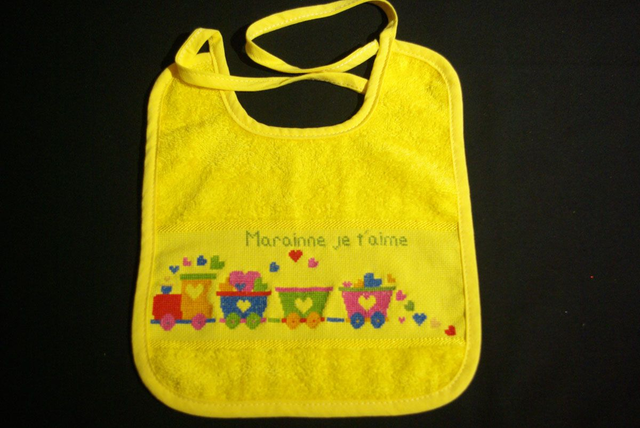 108-Bavoir brodé JAUNE