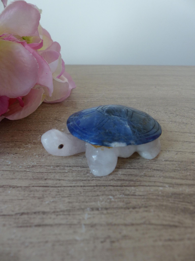 Sculpture Miniature Tortue en Pierre Blanche – Carapace Bleue – Figurine Énergétique & Décorative – Cadeau Collection Vintage
