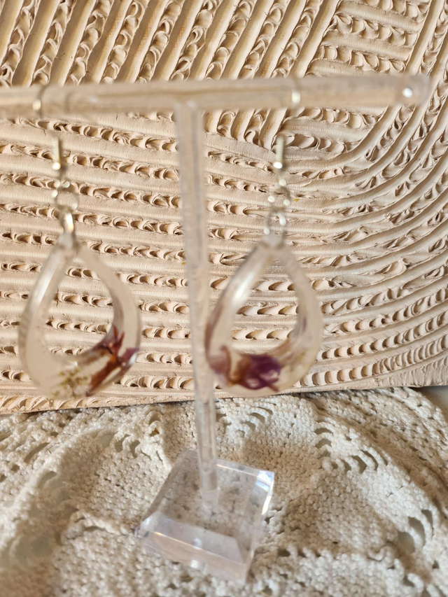 Boucles d'oreilles fleurs violettes résine 