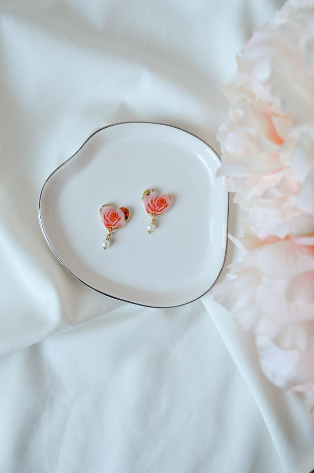 Valentinova Kolekcija - Srednji viseči uhani s potiskom vrtnic in perlico