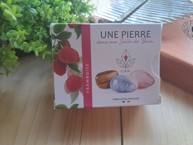 Savon avec pierre surprise à l'intérieur, senteur framboise