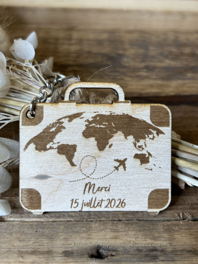 Porte clé ou magnet en bois valise MapMonde- Cadeaux invités
